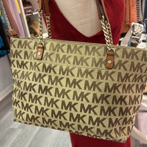 Michael Kors Jet Set Travel Large ChainShoulder Tote - Picture 4 of 10